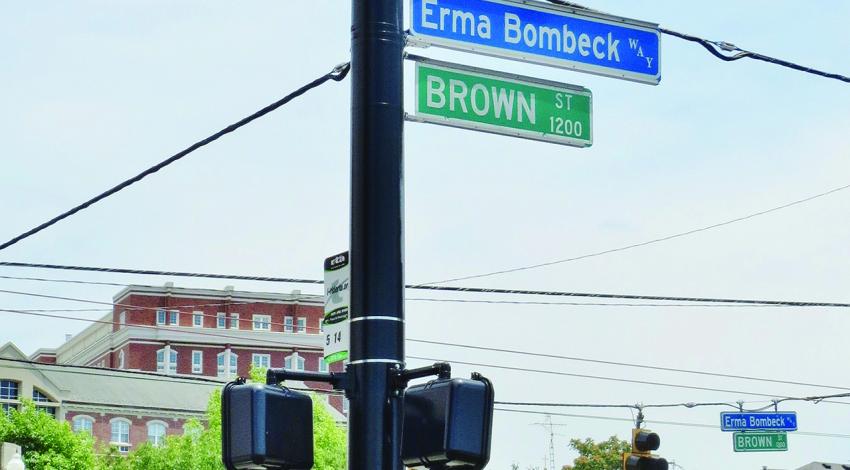 A picture of the street sign named after Erma Bombeck