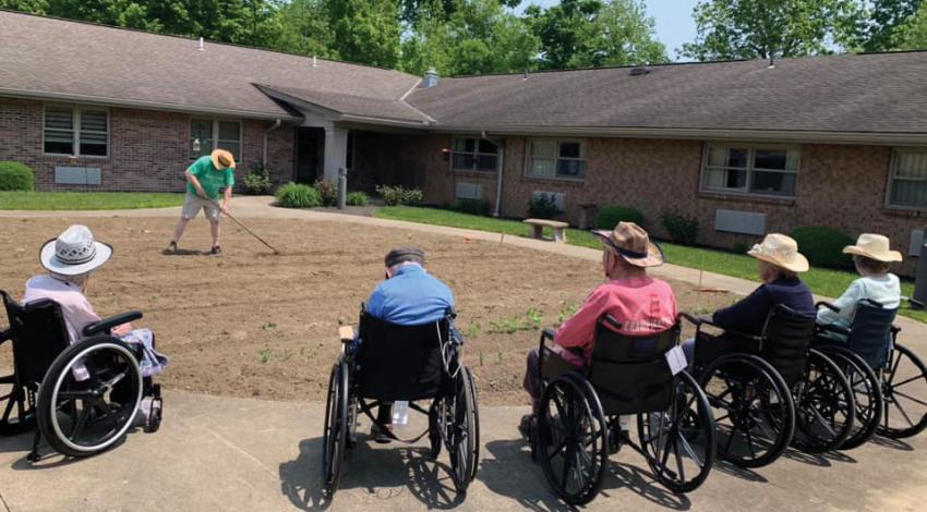 Residents of Woodland Country Manor enjoying their garden. 