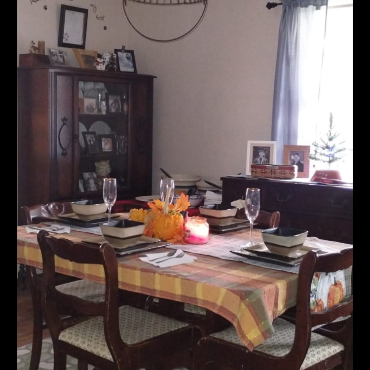 table decorated for Thanksgiving