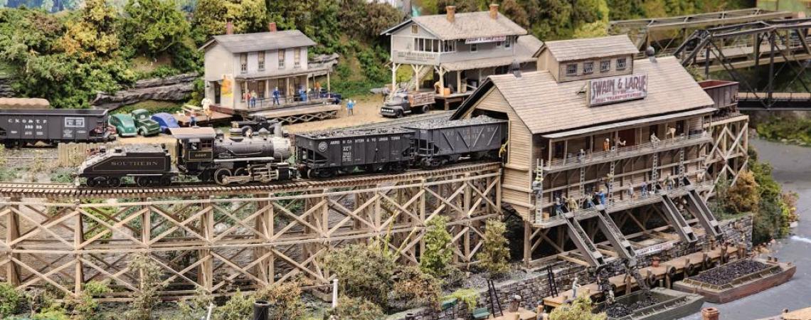 Bob Lawson, a member of the Cincinnati chapter of the National Model Railroad Association, built this large HO-scale model of the Southern Railway, which traveled from Cincinnati to Chattanooga, in his Cincinnati-area home (photo courtesy of John Burchnall).