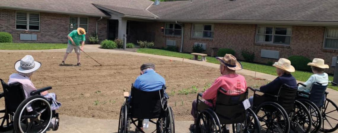 Residents of Woodland Country Manor enjoying their garden. 